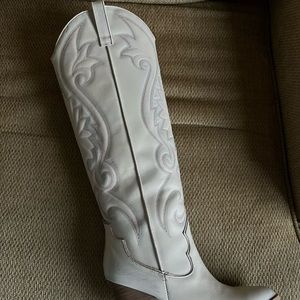 New Never used Steve Madden “Lasso” cowboy boots in white distressed leather